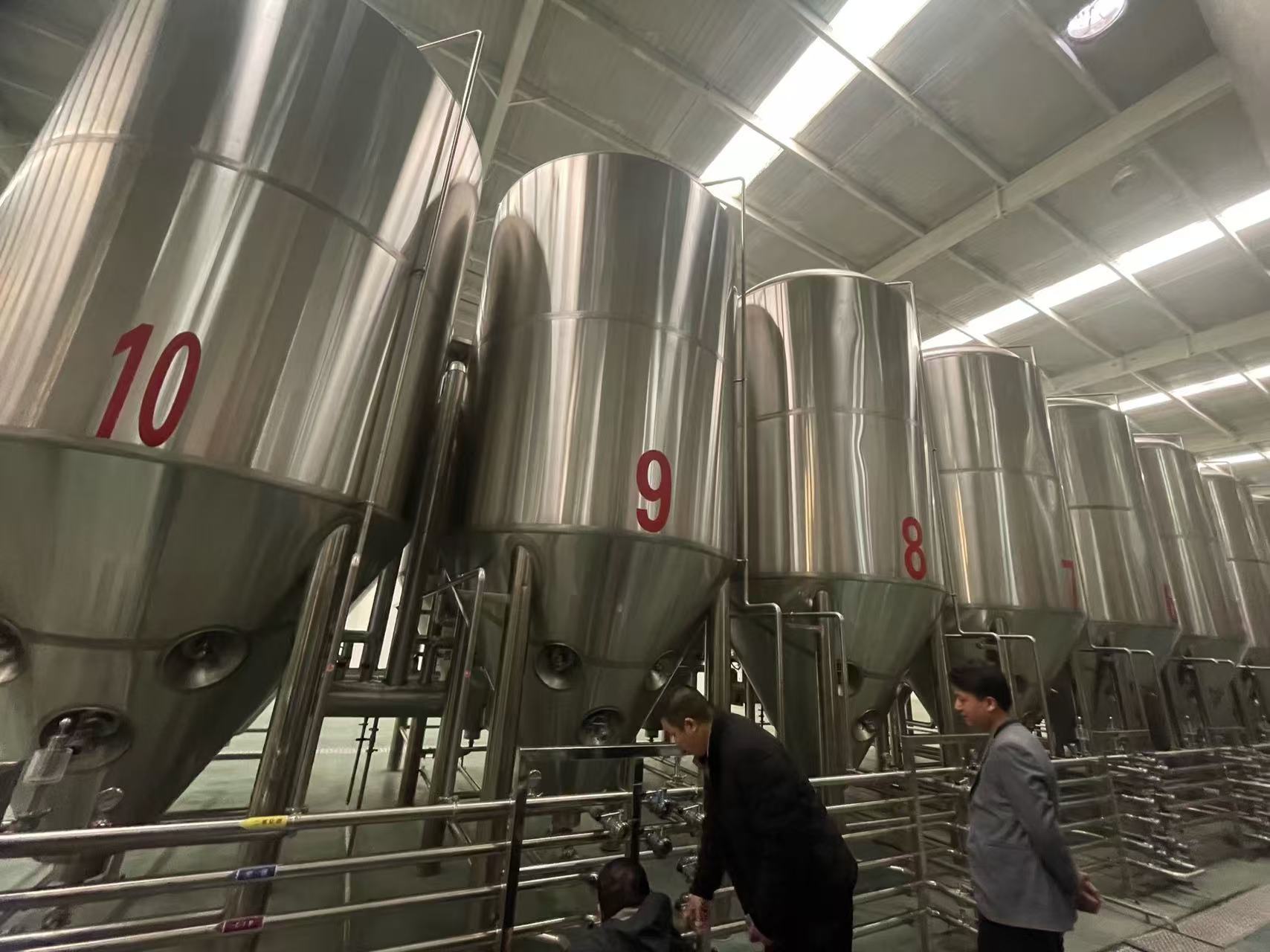 四川精酿啤酒设备厂—平面布置、设备设计、制造、调试、培训等一条龙服务